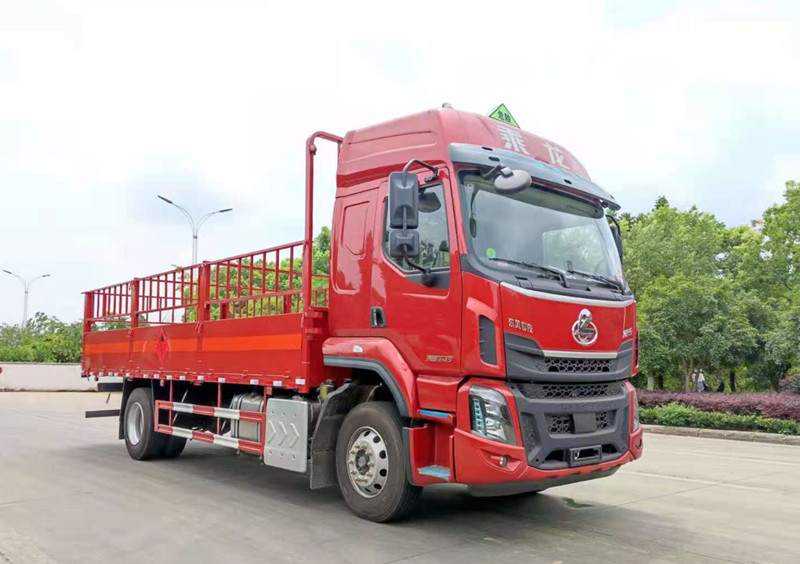 柳汽乘龍高頂雙臥6.8米貨廂氣瓶運(yùn)輸車(chē)